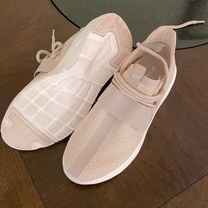 Tennis shoes